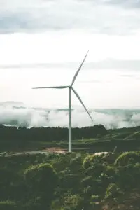 paysage de campagne avec éolienne au centre
