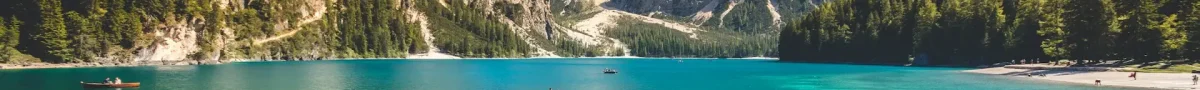 Rivière avec de l'eau turquoise et transparente avec des massif rocheux sur les cotés.